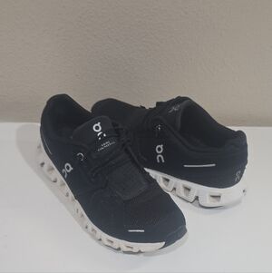 🖤 On Running 5 Black and White Sneakers